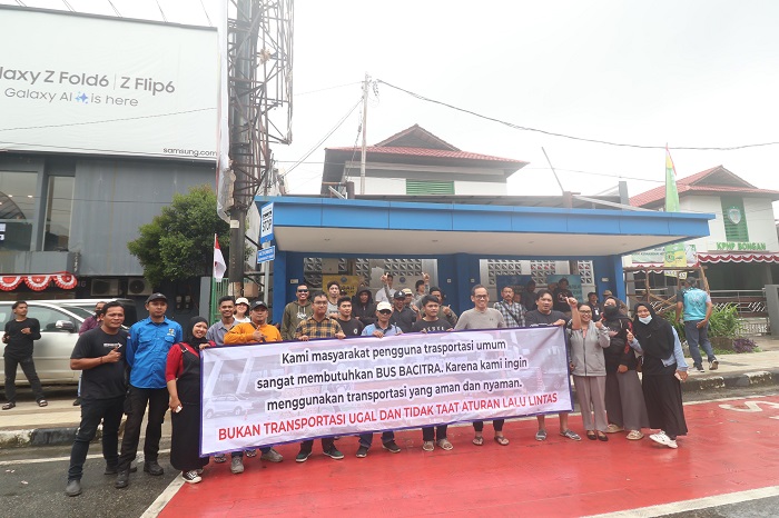 Masyarakat menggelar aksi damai menuntut agar operasional bus kembali berjalan normal, Minggu (25/8).