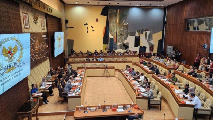 Komisi II DPR RI telah menyetujui revisi Peraturan KPU (PKPU) Nomor 8 Tahun 2024 yang memperbarui aturan pencalonan kepala daerah sesuai dengan putusan Mahkamah Konstitusi (MK).