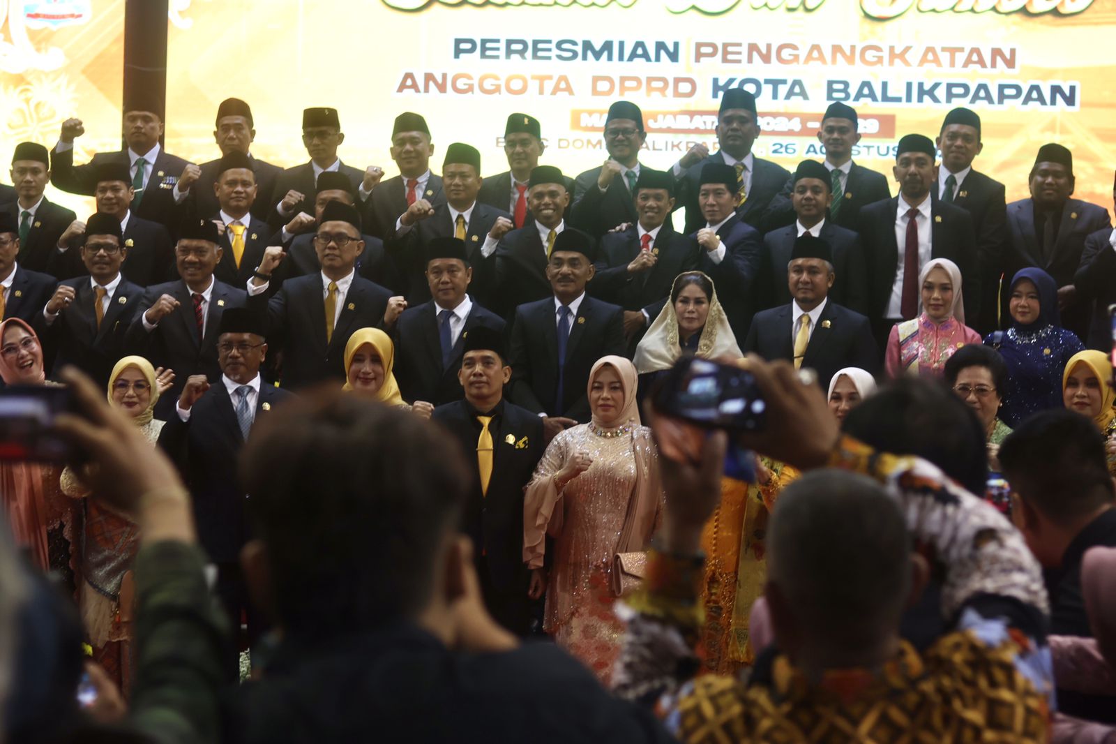 RESMI: Sebanyak 45 wakil rakyat terpilih telah diresmikan sebagai anggota DPRD Balikpapan 2024-2029 di BSCC Dome. (Foto: Anggi/KP)