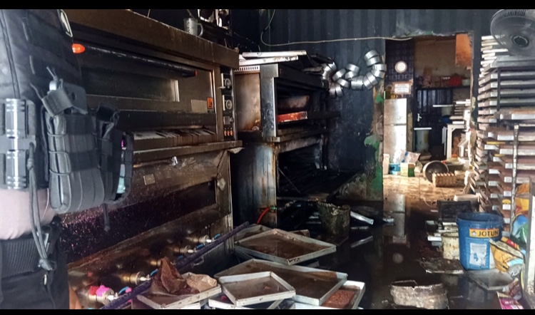 KEBAKARAN: Tempat produksi roti terbakar di kawasan Gunung Kawi Balikpapan Utara. (SYAHRUL/KP).