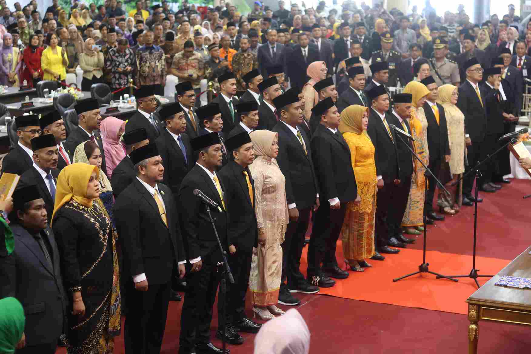 DILANTIK: Pengambilan sumpah jabatan kepada 45 anggota DPRD Balikpapan periode 2024-2025 di BSCC Dome, Senin (26/8/2024). (Foto: Anggi/KP)