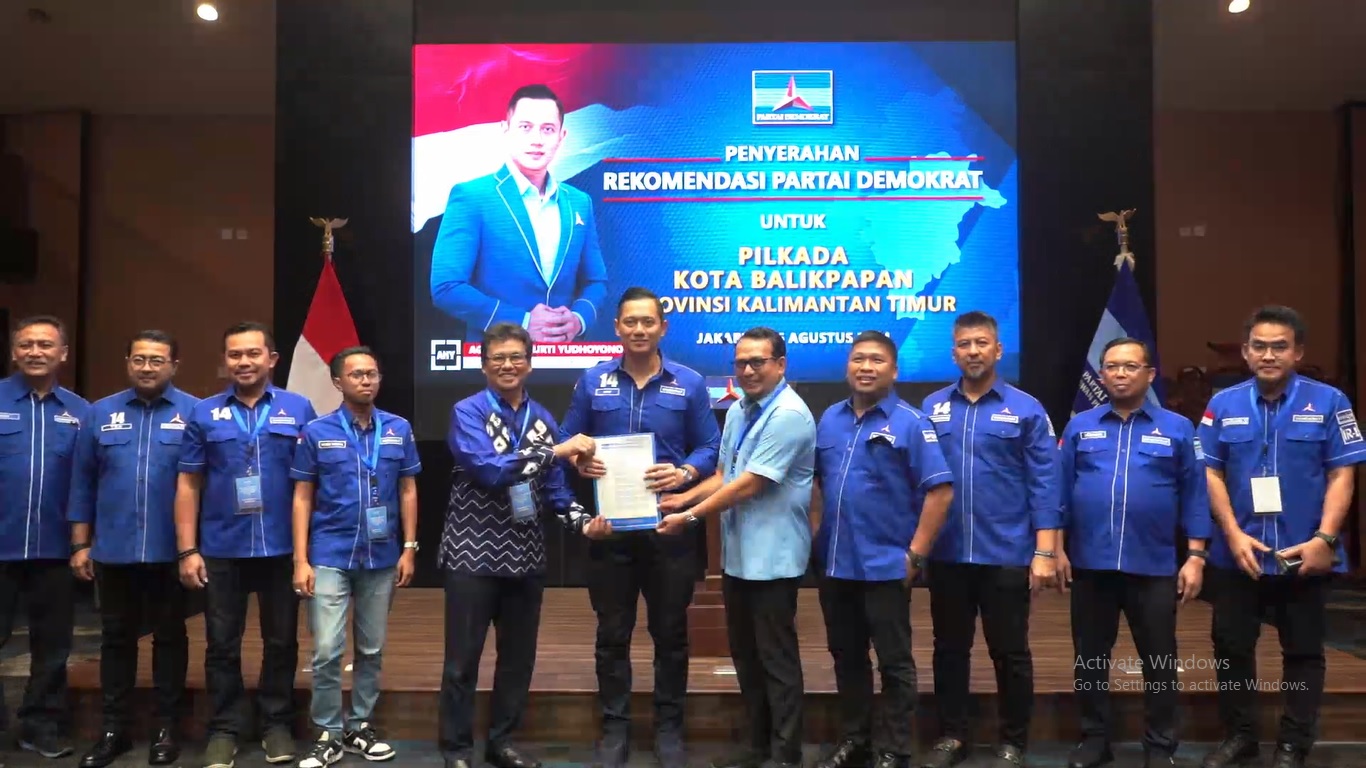 REKOMENDASI TERAKHIR : Muhammad Sa&rsquo;bani dan Syukri Wahid menerima secara langsung rekomendasi Partai Demokrat dari Ketua Umum Agus Harimurti Yudhoyono di Jakarta.