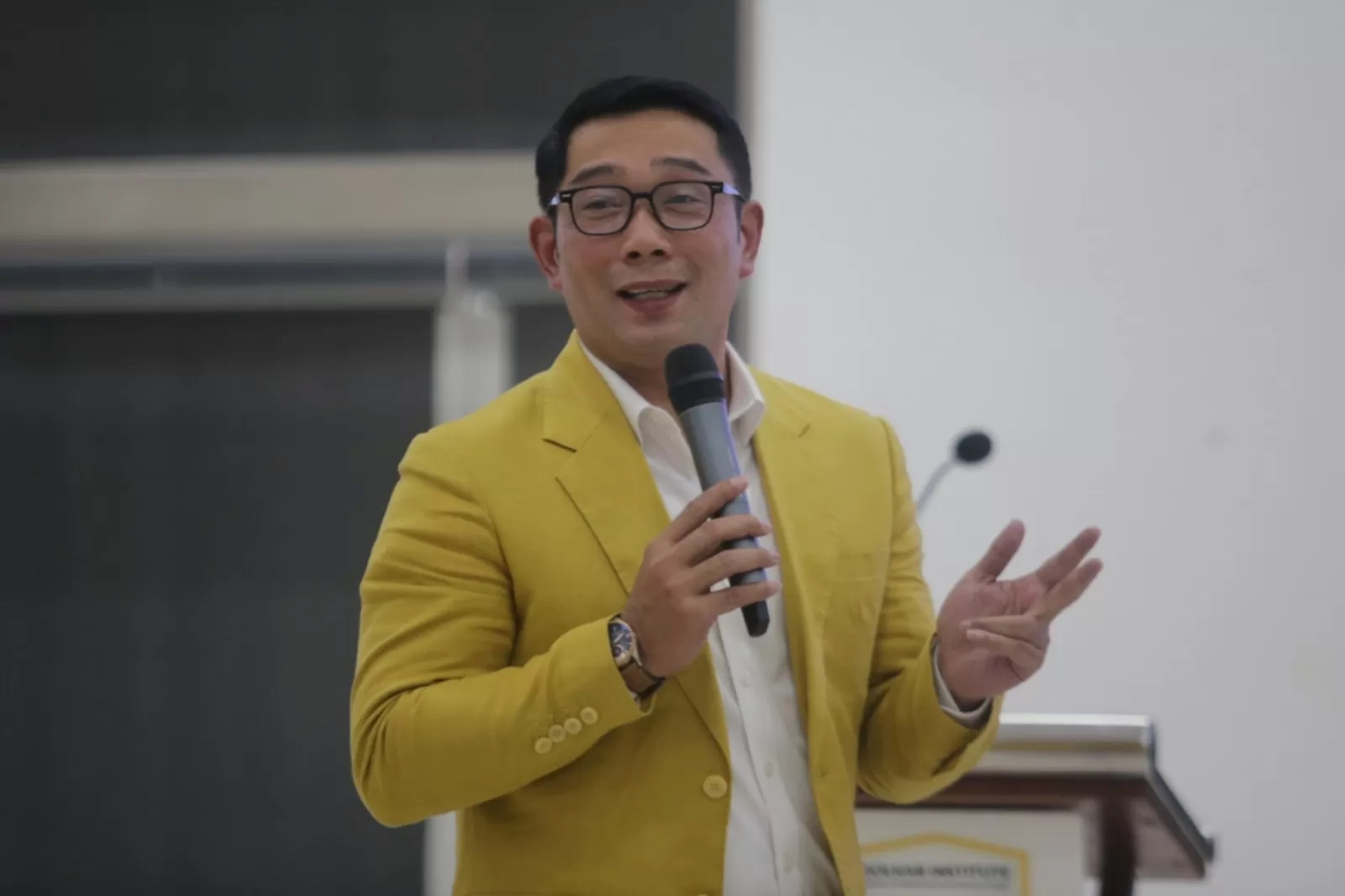 Ridwan Kamil memohon maaf setelah dirujak netizen soal cuitan lawasnya mengenai warga Jakarta.
