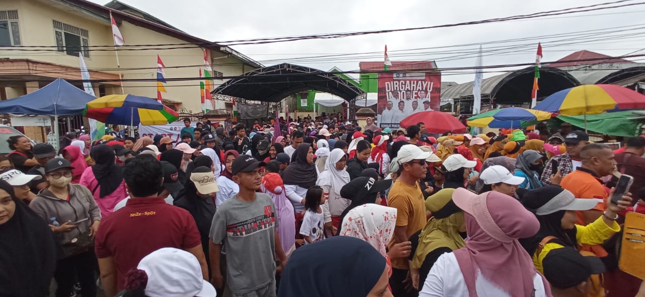 ANTUSIAS: Sempat dilanda hujan deras, tak mengurangi semangat warga yang berbondong-bondong mengikuti jalan santai, acara berjalan aman dan lancar, Minggu (25/8).
