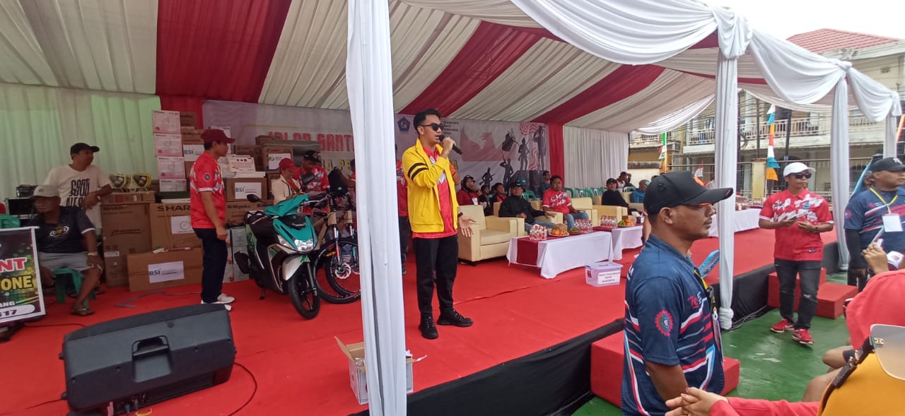 BANJIR HADIAH: Jalan santai yang dilaksanakan TKBM Komura juga dipenuhi hadiah yang luar biasa.