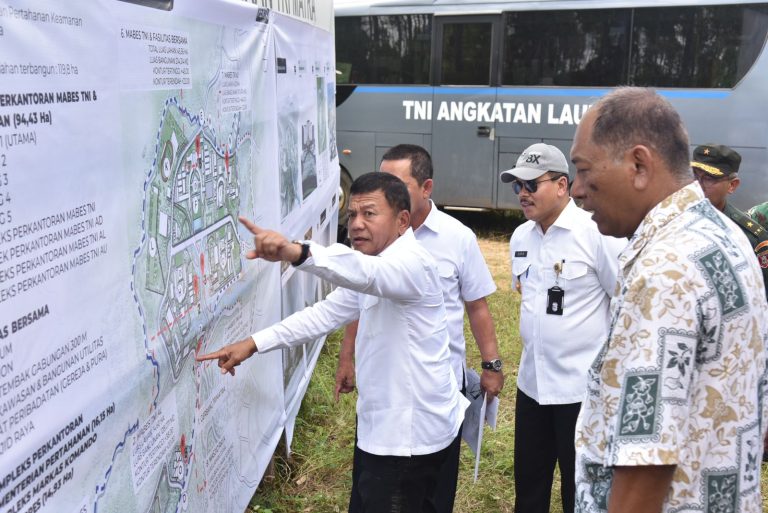 TINJAU LOKASI :&nbsp;Wamenhan Muhammad Herindra melakukan inspeksi ke lokasi pembangunan kantor Kemenhan dan Markas Besar TNI serta Angkatan telah sesuai dengan&nbsp;Master Plan&nbsp;di Kecamatan Sepaku, PPU.