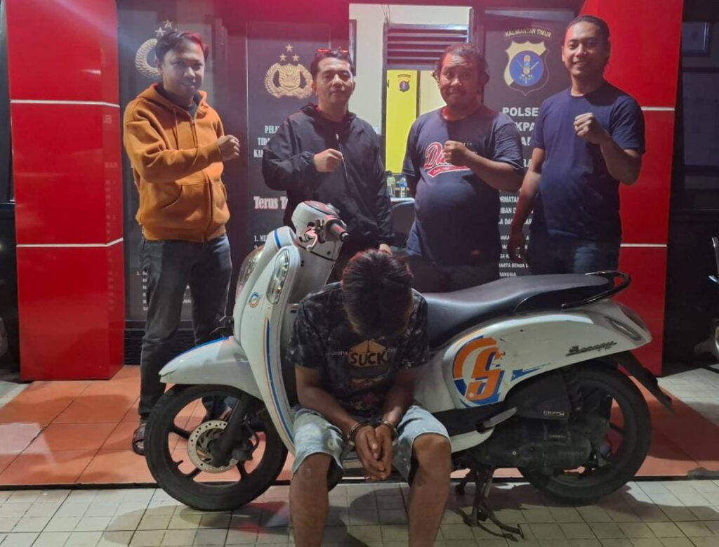CURANMOR: Pelaku pencurian kendaraan bermotor diamankan berikut barang bukti motor curiannya. (foto:ist)