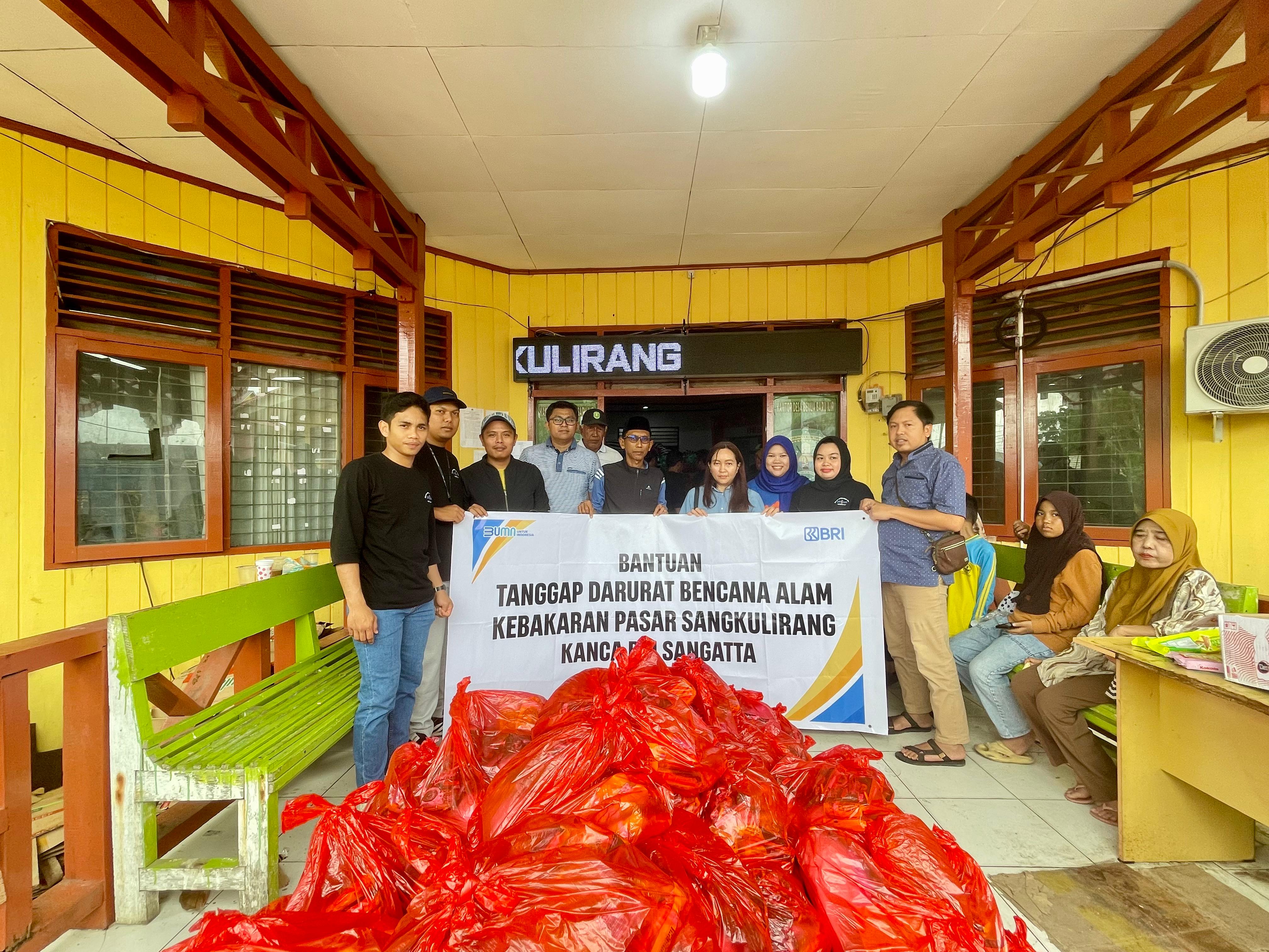PEDULI: Lagi, BRI Branch Office Sangatta melalui BRI Unit Sangkulirang menyerahkan bantuan tahap kedua sebanyak 182 paket sembako kepada korban kebakaran Pasar Sakulirang.  &nbsp;  &nbsp;