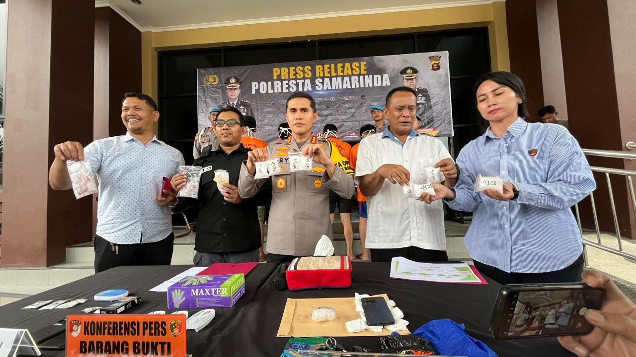 DIBEBER: Kapolresta Samarinda Kombes Pol Ary Fadli membeberkan pengungkapan jajaran Satresnarkoba yang juga dikendalikan tiga warga binaan. (FOTO: RESTU/KP)