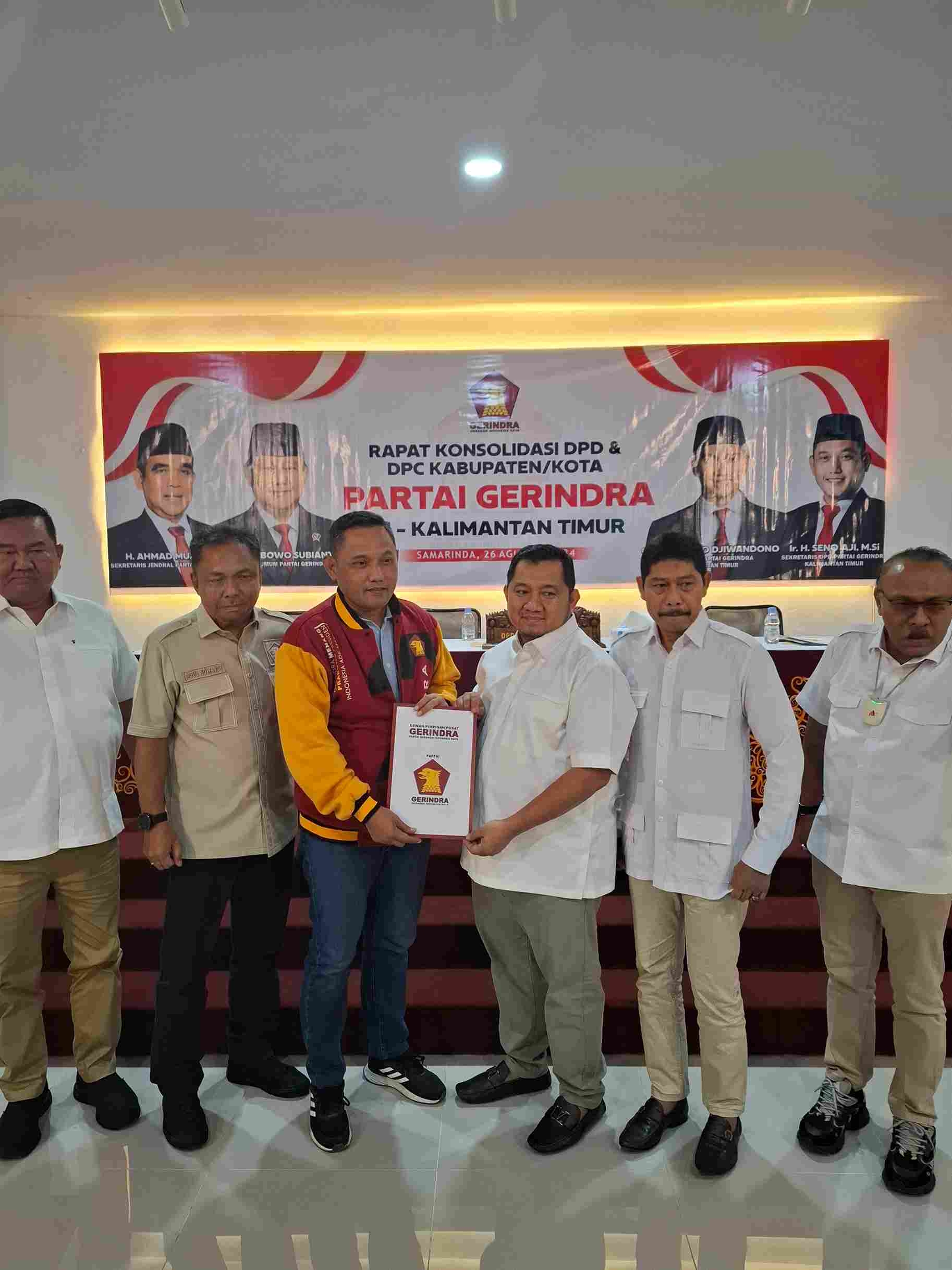 TERIMA REKOMENDASI: Mudyat Noor (tiga kanan) mendapat dukungan dari Partai Gerindra untuk maju di Pilkada 2024 Penajam Paser Utara. (Ist)