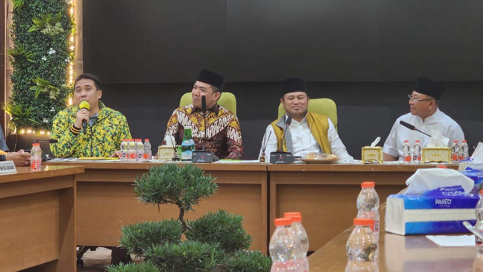 PELUANG MERAPAT: Bapaslon wali kota dan wakil wali kota Andi Harun-Saefuddin Zuhri bertemu ketua DPD Golkar Kaltim Rudy Mas