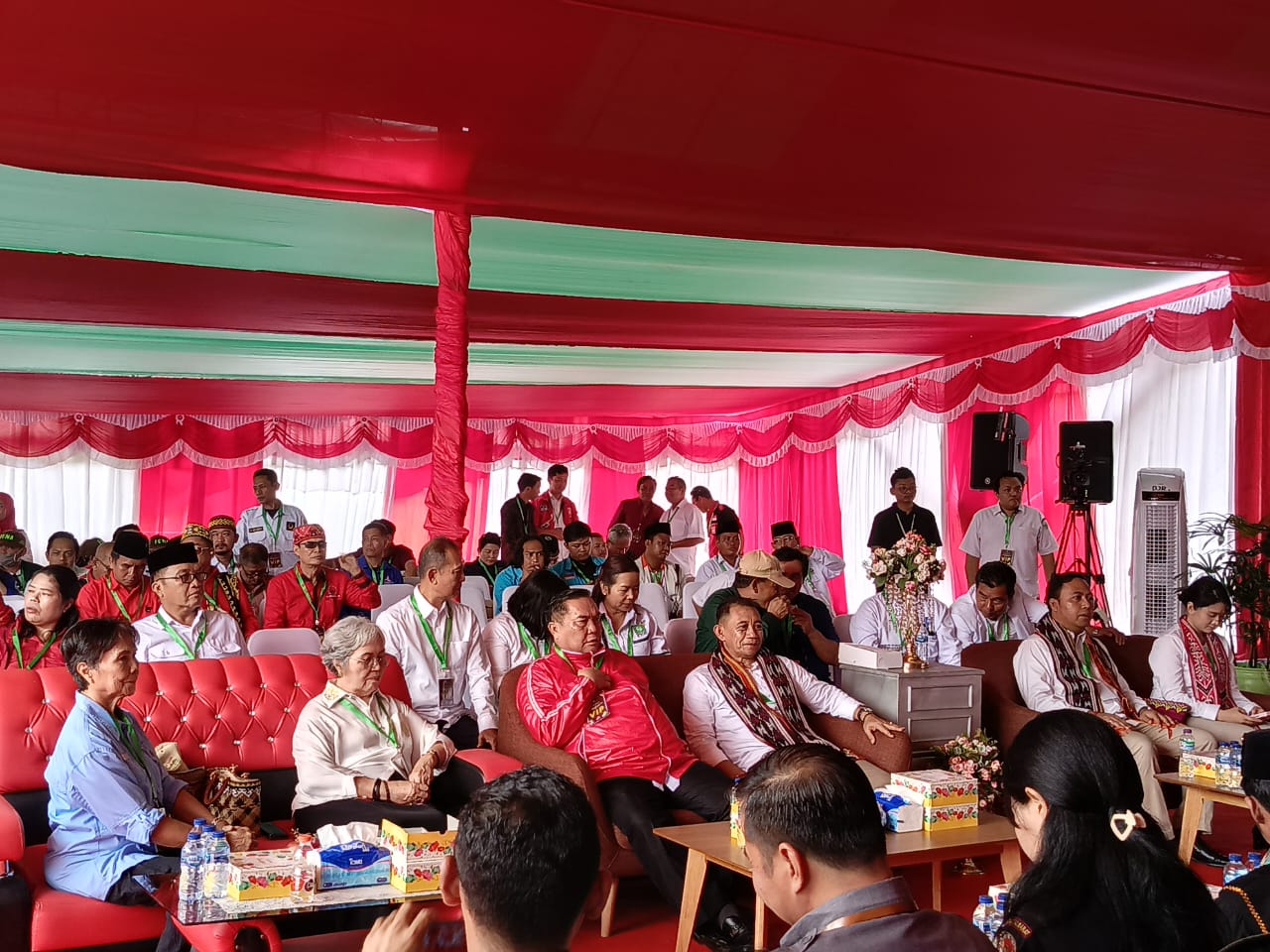 DUKUNGAN MORIL: Ketua DPC PDIP Kubar FX Yapan hadir dampingi pasangan FENA daftar KPU.( FX Yapan tengah jaket merah). (FOTO: SUNARDI/KP)