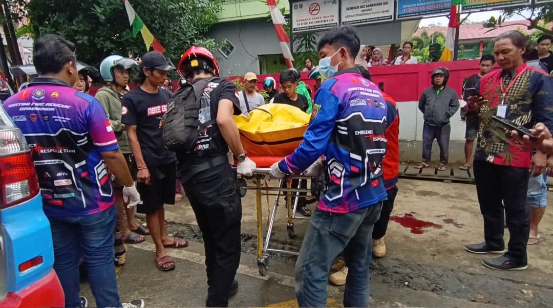 EVAKUASI: Jasad wanita berusia 26 tahun yang ditabrak lari dievakuasi. (FOTO/RELAWAN)