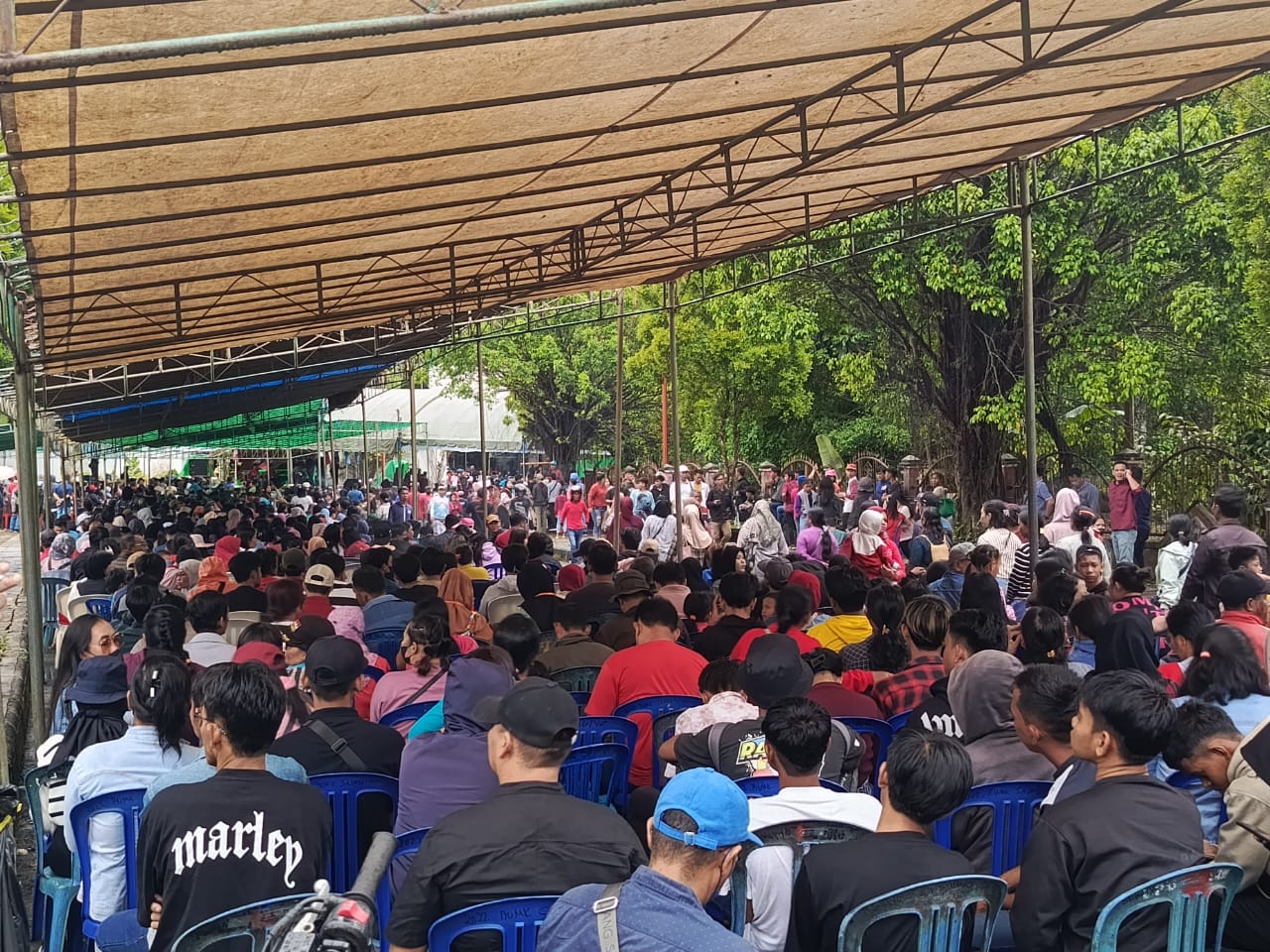 PADAT: Begitu banyak simpatisan yang datang, sampai-sampai kursi yang disiapkan panitia tidak mampu menampung simpatisan. (FOTO: SUNARDI/KP)