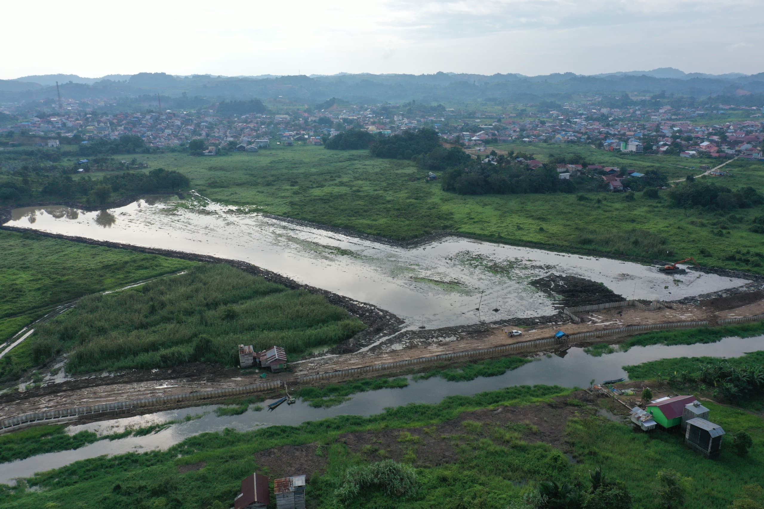 KEJAR TARGET: Kondisi kolam retensi pengendali banjir di belakang perum Bengkuring Raya Kelurahan Sempaja Timur Kecamatan Samarinda Ulu terus berproses, Rabu (28/8). (FOTO: DENNY SAPUTRA)