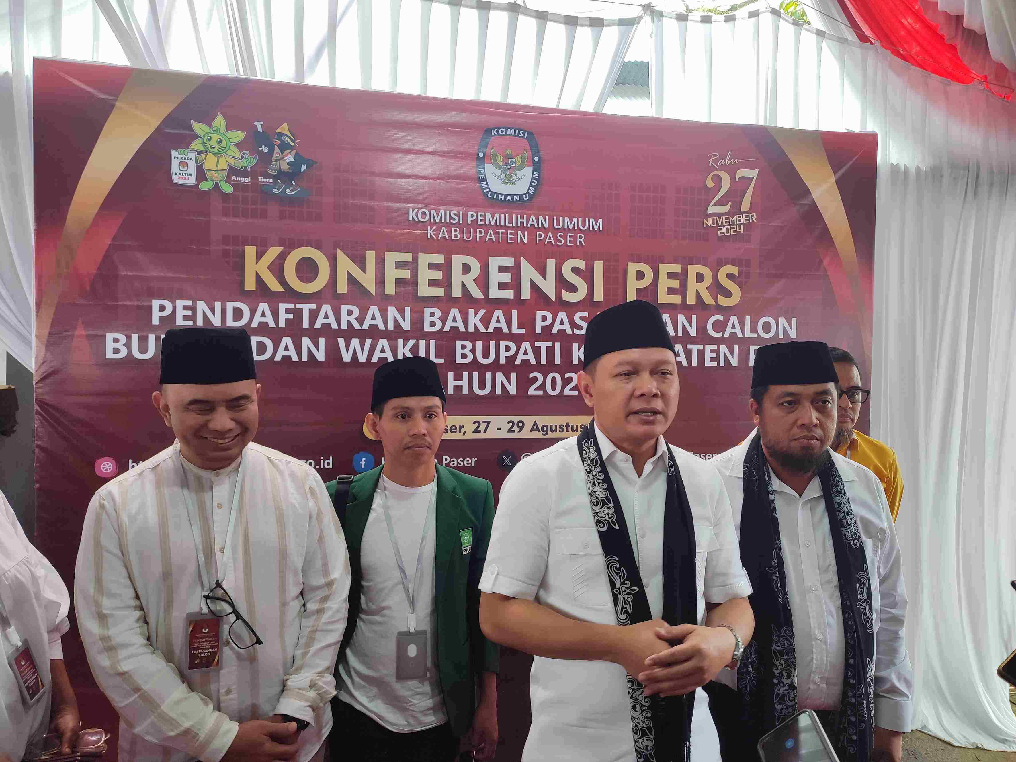 PENDAFTAR PERTAMA: dr Fahmi Fadli - Ikhwan Antasari menjadi pasangan bakal calon yang pertama mendaftar ke KPU Paser, Rabu (28/8). (Foto: Najib/KP)