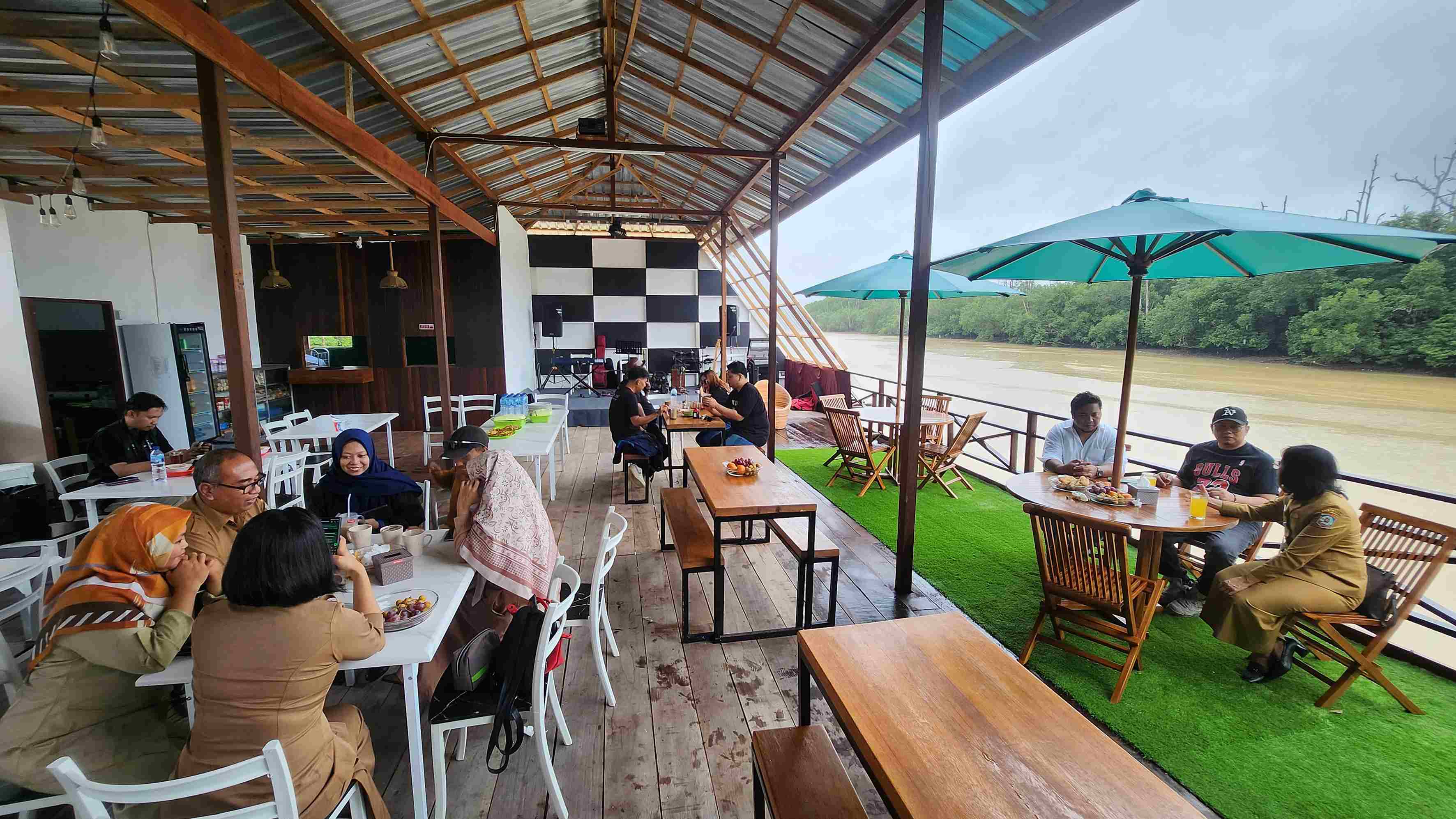SEMAKIN NYAMAN: Ragam fasilitas ditambah, Hendariwisata Pesona Mangrove kolaborasi dengan Disporapar Balikpapan dan siap Bentuk Pokdarwis. (Foto: Ulil)