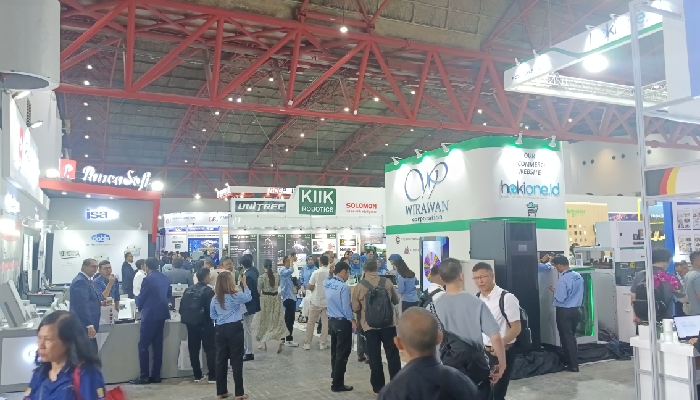 Pengunjung mengunjungi pameran teknologi energi terbarukan di Energy Week 2024, Jakarta International Expo, Kemayoran.
