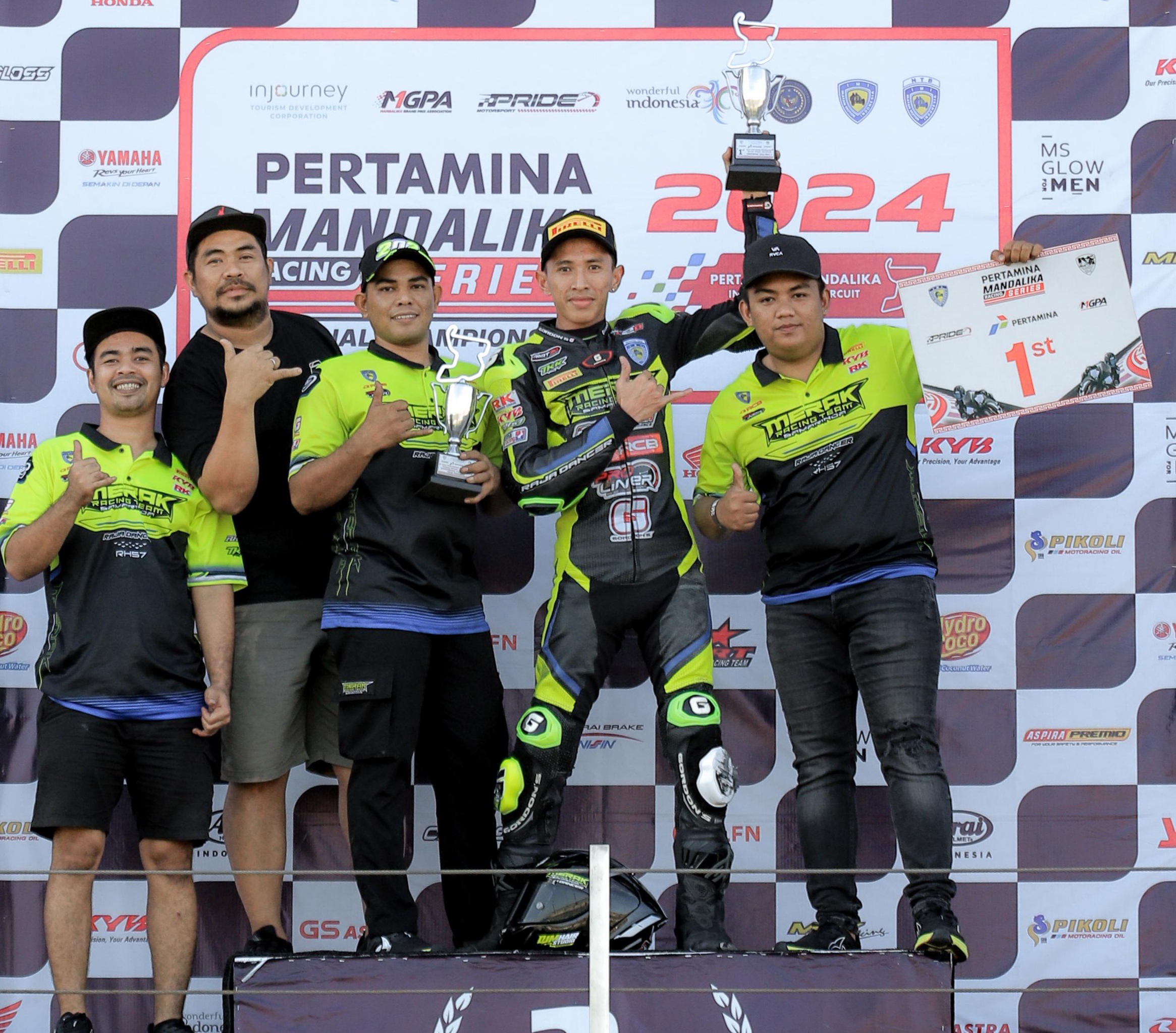 POTENSI EMAS: Dimas Juliatmoko (dua kanan)saat naik ke podium utama di Pertamina Mandalika Racing Series 2024 bersama tim Merak Racing Team Samarinda. (FOTO: IST)