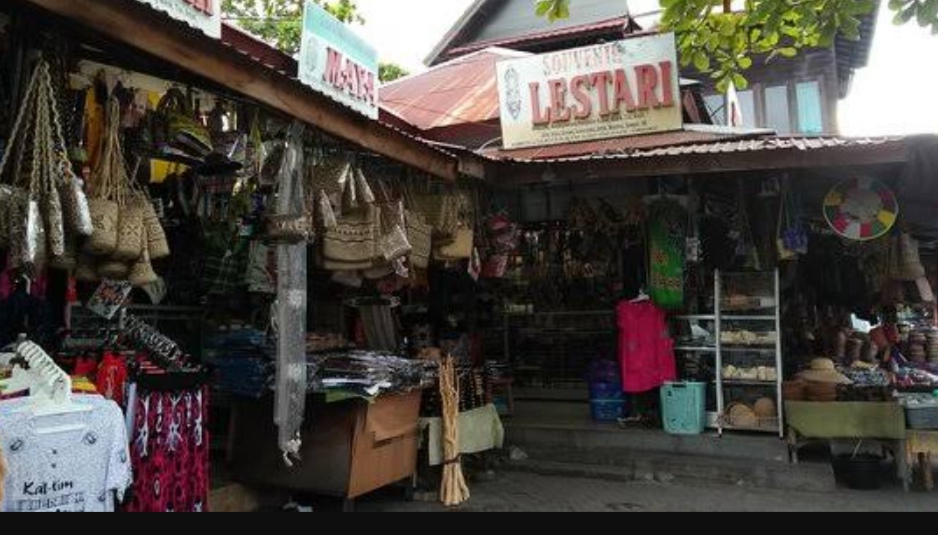 PEMBELI SETIA: Deretan pedagang di kawasan Citra Niaga Samarinda, hingga kini masih setia menjual herbal Kalimantan. Termasuk pasak bumi. (FOTO: IST)