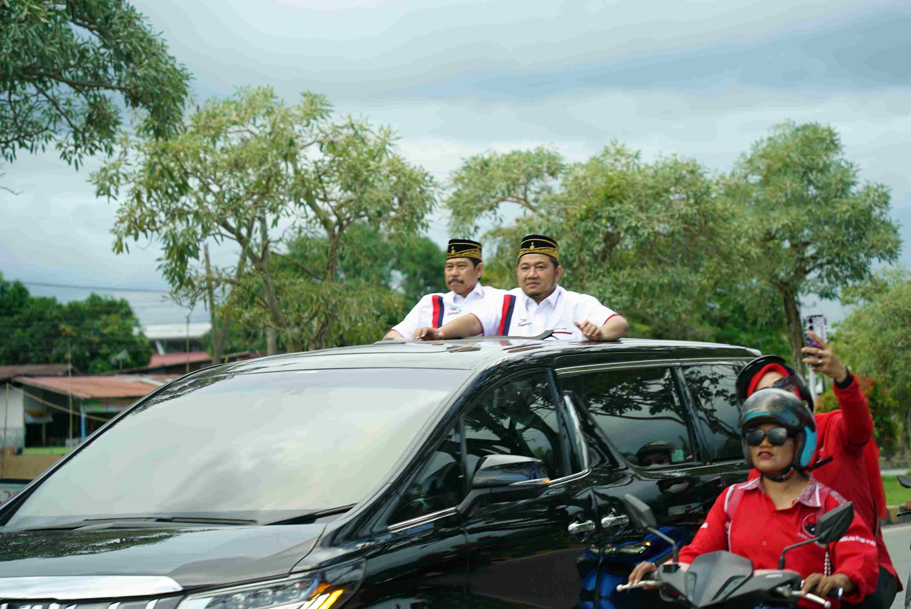 PERTAMA: Mudyat Noor dan Abdul Waris Muin saat mendatangi KPU PPU untuk mendaftar sebagai peserta Pilkada 2024. (Foto: Maki)