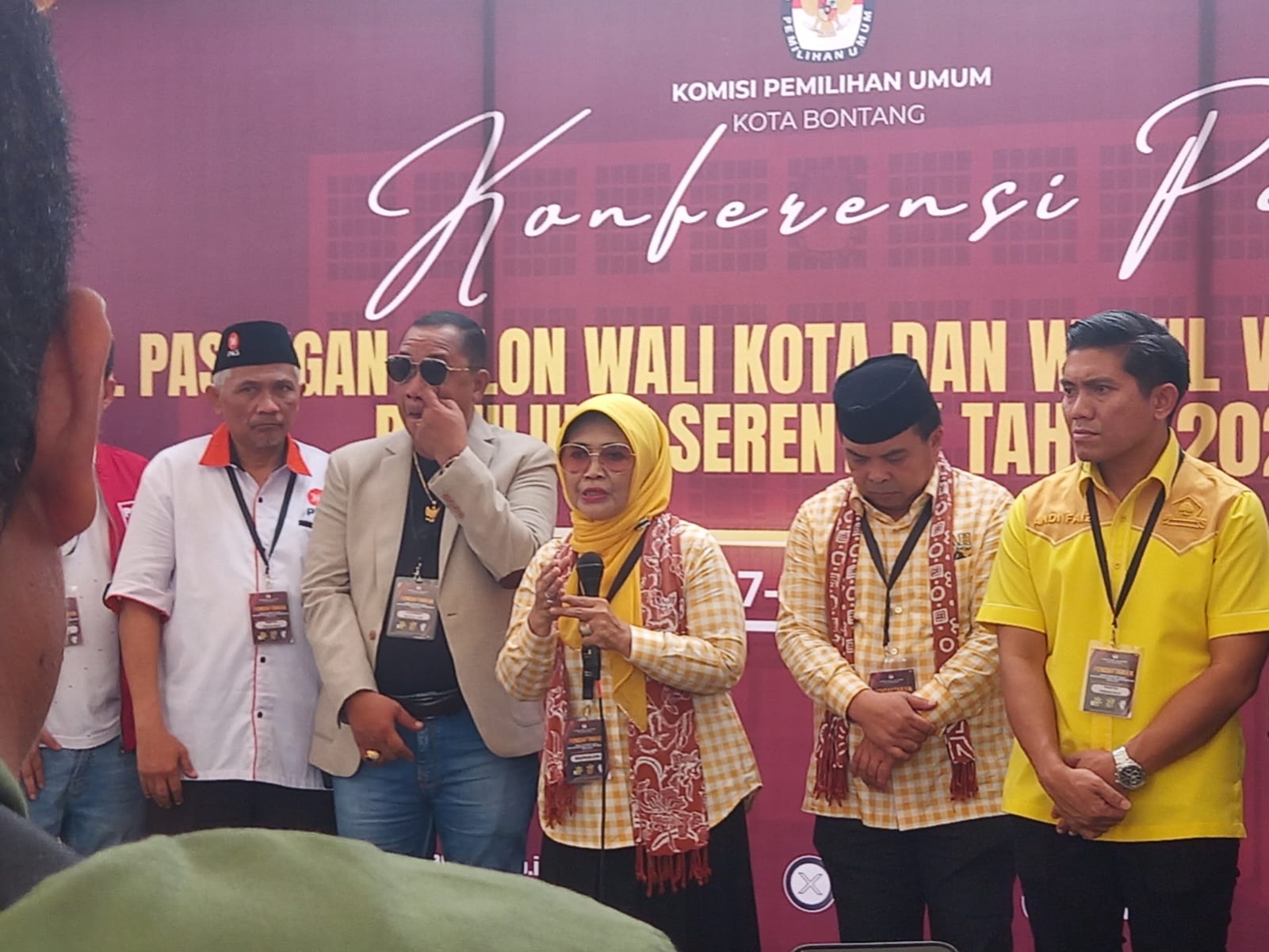 JAWAB PERTANYAAN: Neni Moerniaeni dan Agus Haris menjawab pertanyaan awak media saat konferensi pers selepas pendaftaran Pilwali Bontang di KPU Bontang.