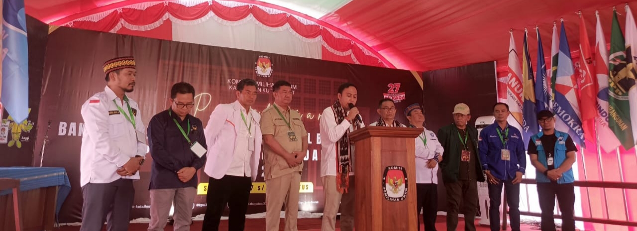 FENA: Pasangan Frederick Edwin-Nanang Adriani didampingi ketua partai pendukung tingkat kabupaten. (FOTO: SUNARDI/KP)