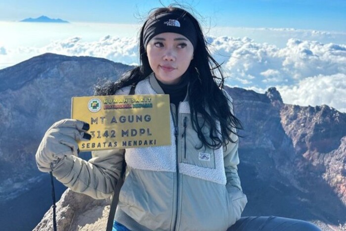 Wendy Walters saat naik gunung.