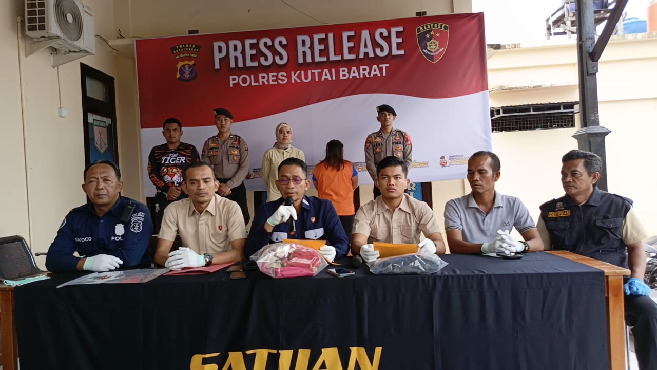 PENGANIAYAAN: Penyidik Satreskrim Polres Kubar saat konferensi pers tetap RY tersangka kasus penganiayaan. (FOTO: SUNARDI/KP)
