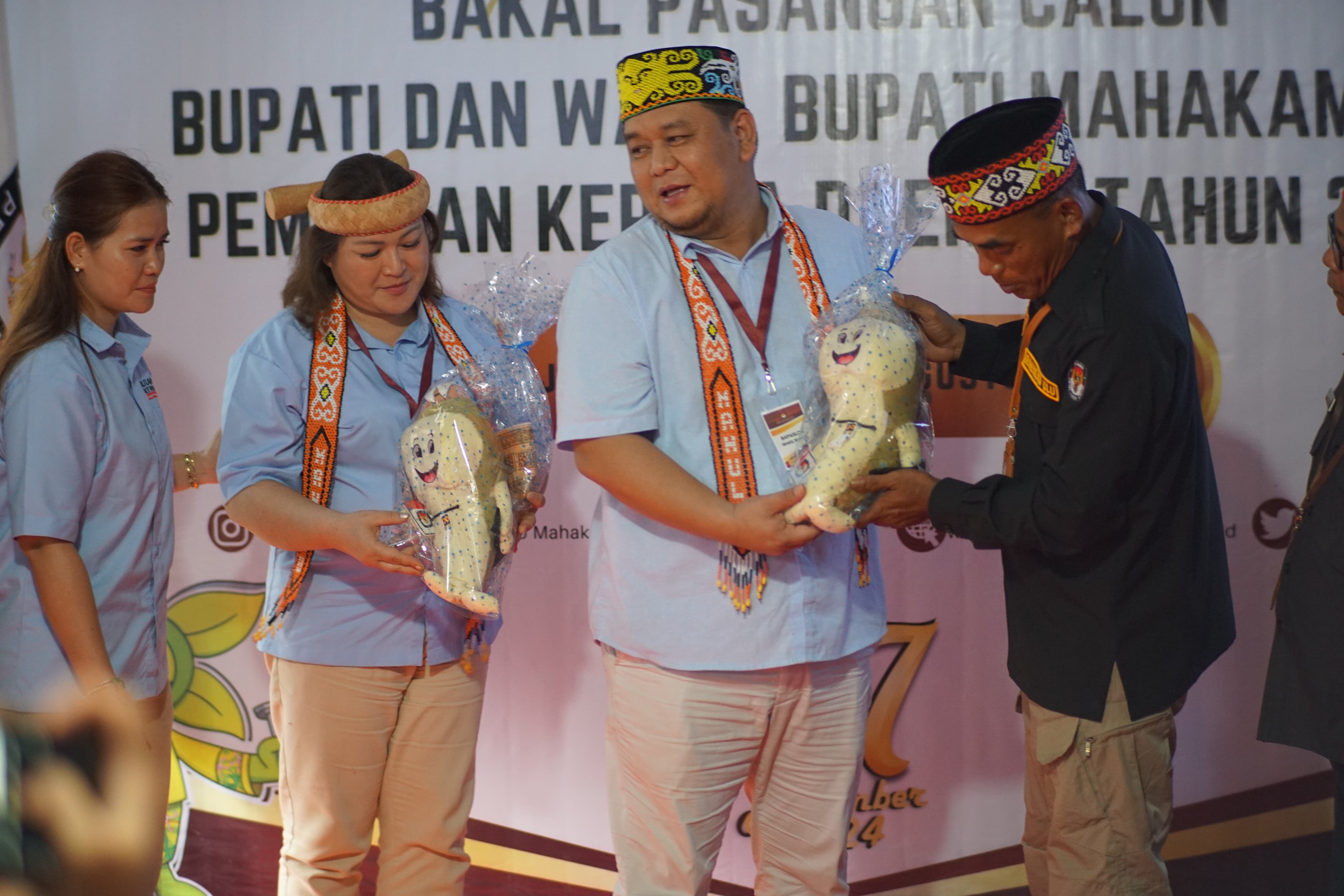 SOLID:Novita Bulan dan Artya Fathra Marthin Terima maskot KPU Mahulu si Tudi di akhir acara pendaftaran calon, Rabu (28/8). JODY KRISTIANTO/KP