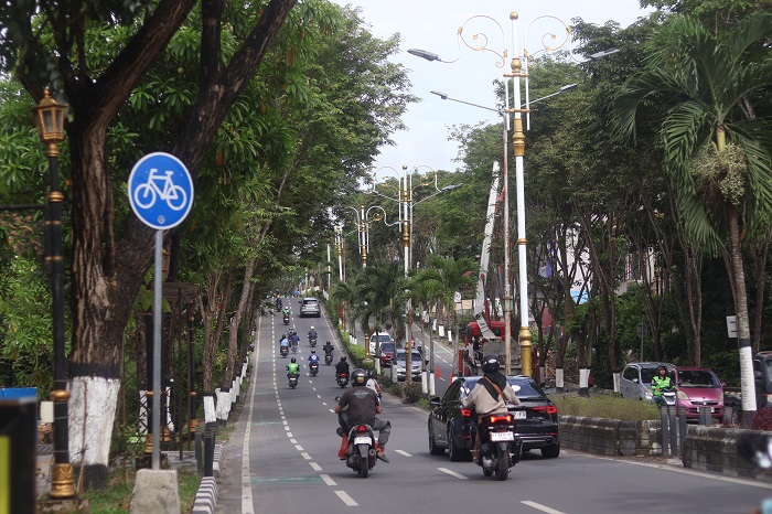 Penataan lampu Penerangan Jalan Umum (PJU) di Jalan Ruhui Rahayu, Balikpapan.