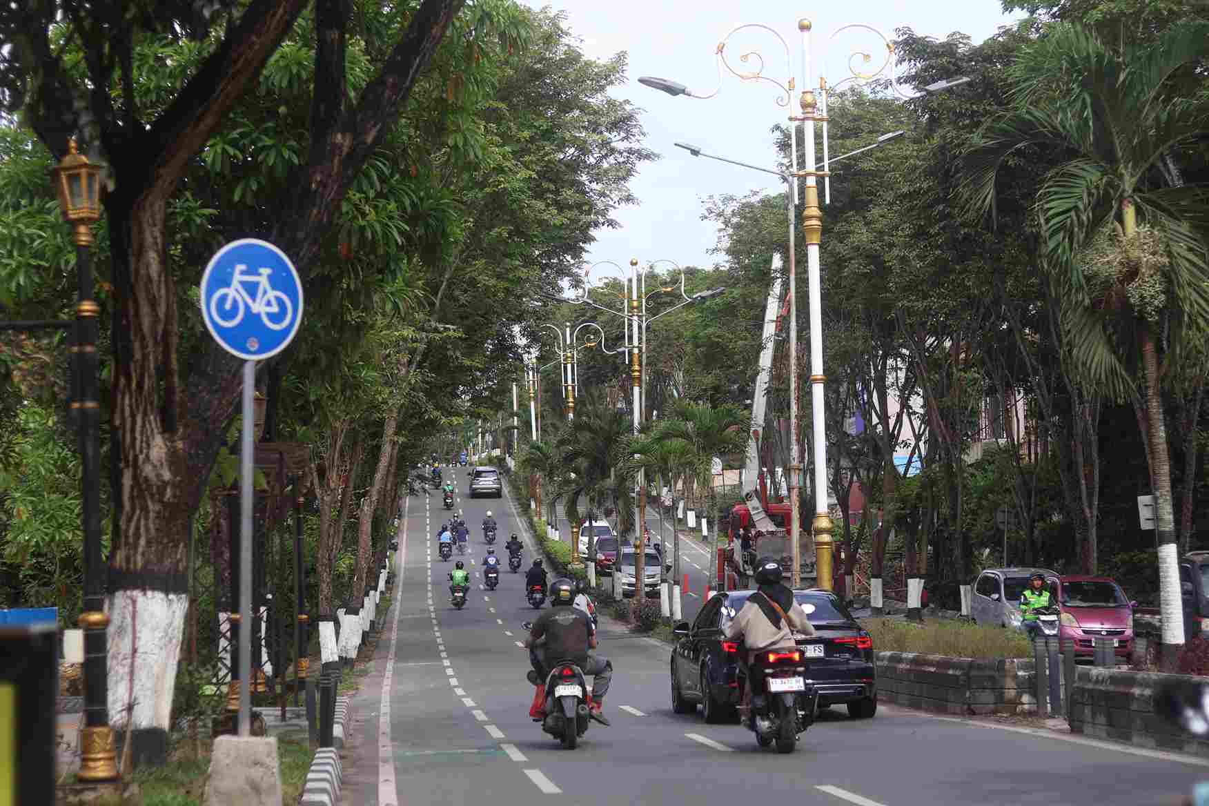 DIPERCANTIK: Tiang PJU baru mulai dipasang di Jalan Ruhui Rahayu. (Foto: Anggi/KP)