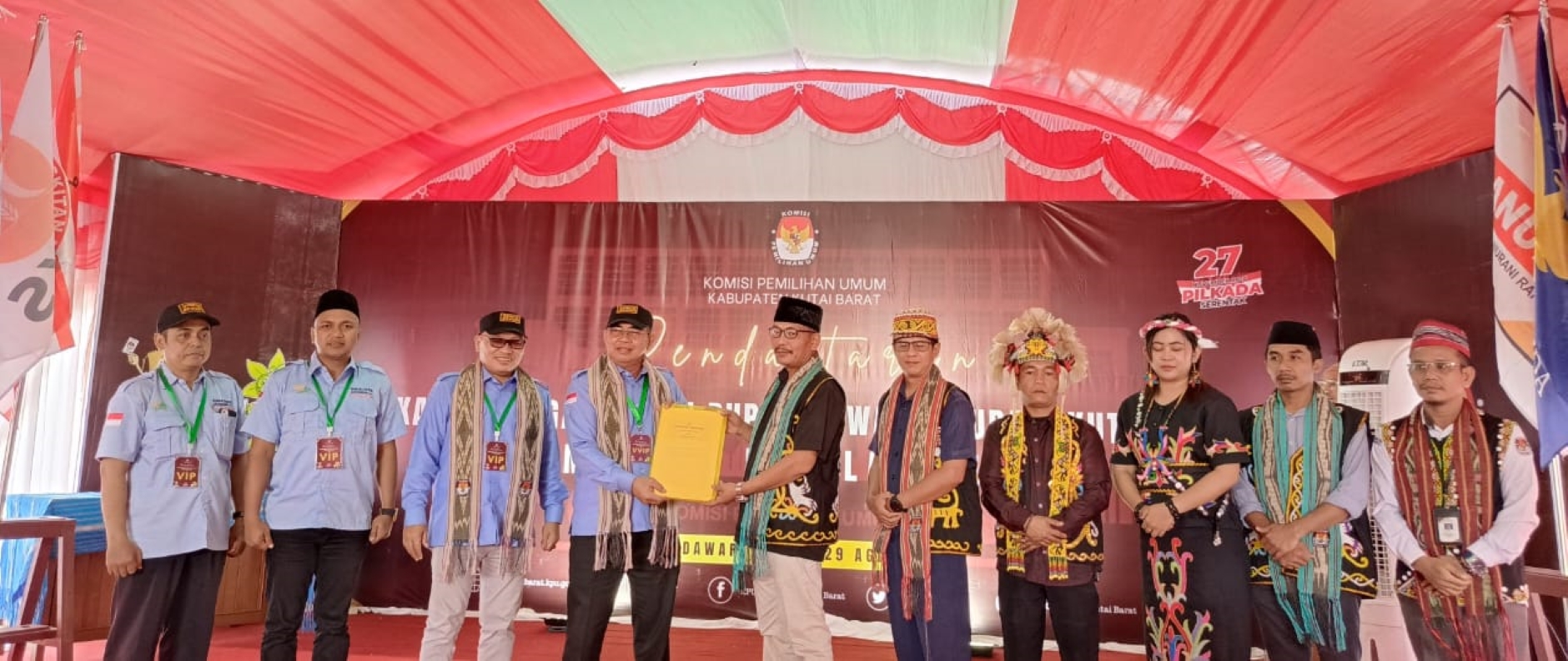 Pasangan calon Ahmad Syaiful dan Jainudin mendaftar di KPU Kubar untuk mengikuti Pilkada Kutai Barat 2024, Kamis (29/8/2024).