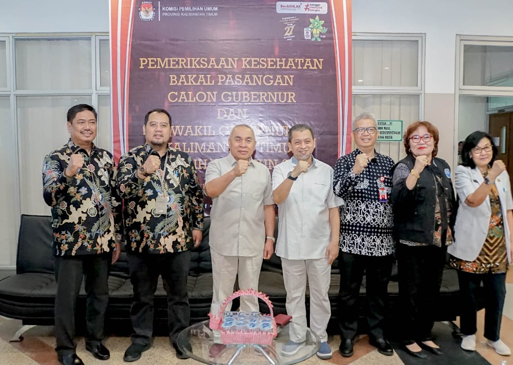 TES MEDIS: Bakal pasangan calon gubernur dan wakil gubernur Isran Noor dan Hadi Mulyadi menjalani pemeriksaan medis di RSUD AWS, Kamis (29/8) pagi. (FOTO: RAMA)
