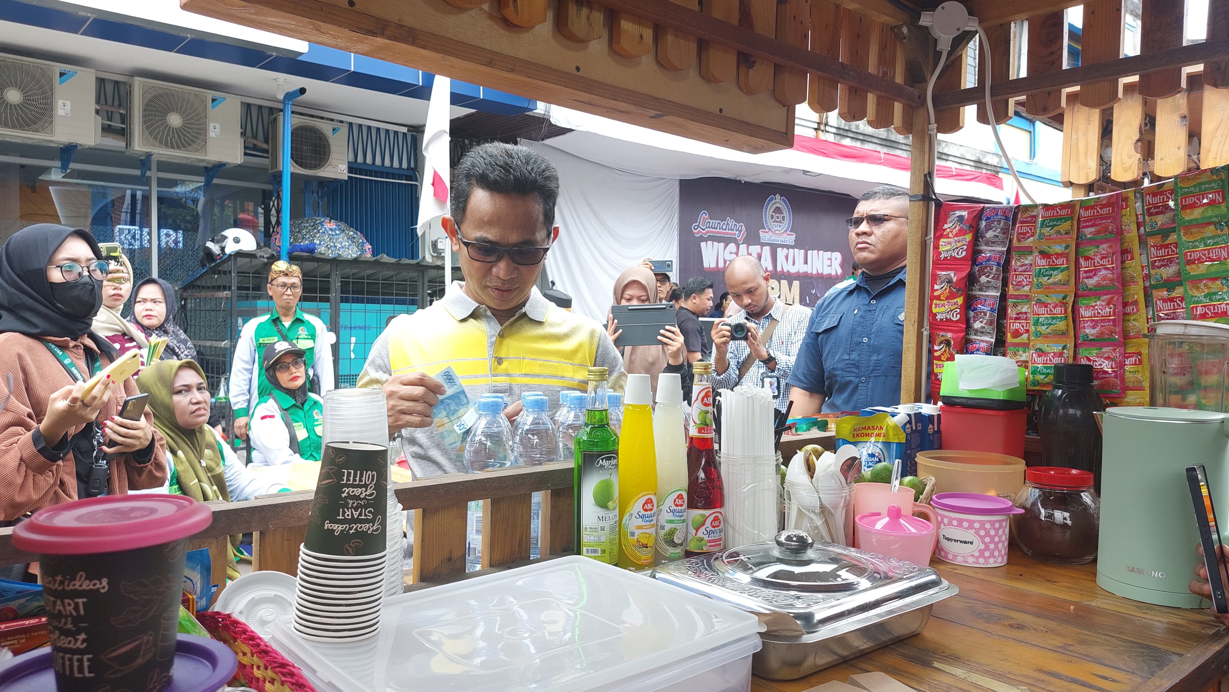 NIKMATI KULINER: Wali Kota Balikpapan Rahmad Mas&rsquo;ud berkunjung ke lokasi Wisata Kuliner Kelurahan Baru Ilir. (Foto: Dina/KP)