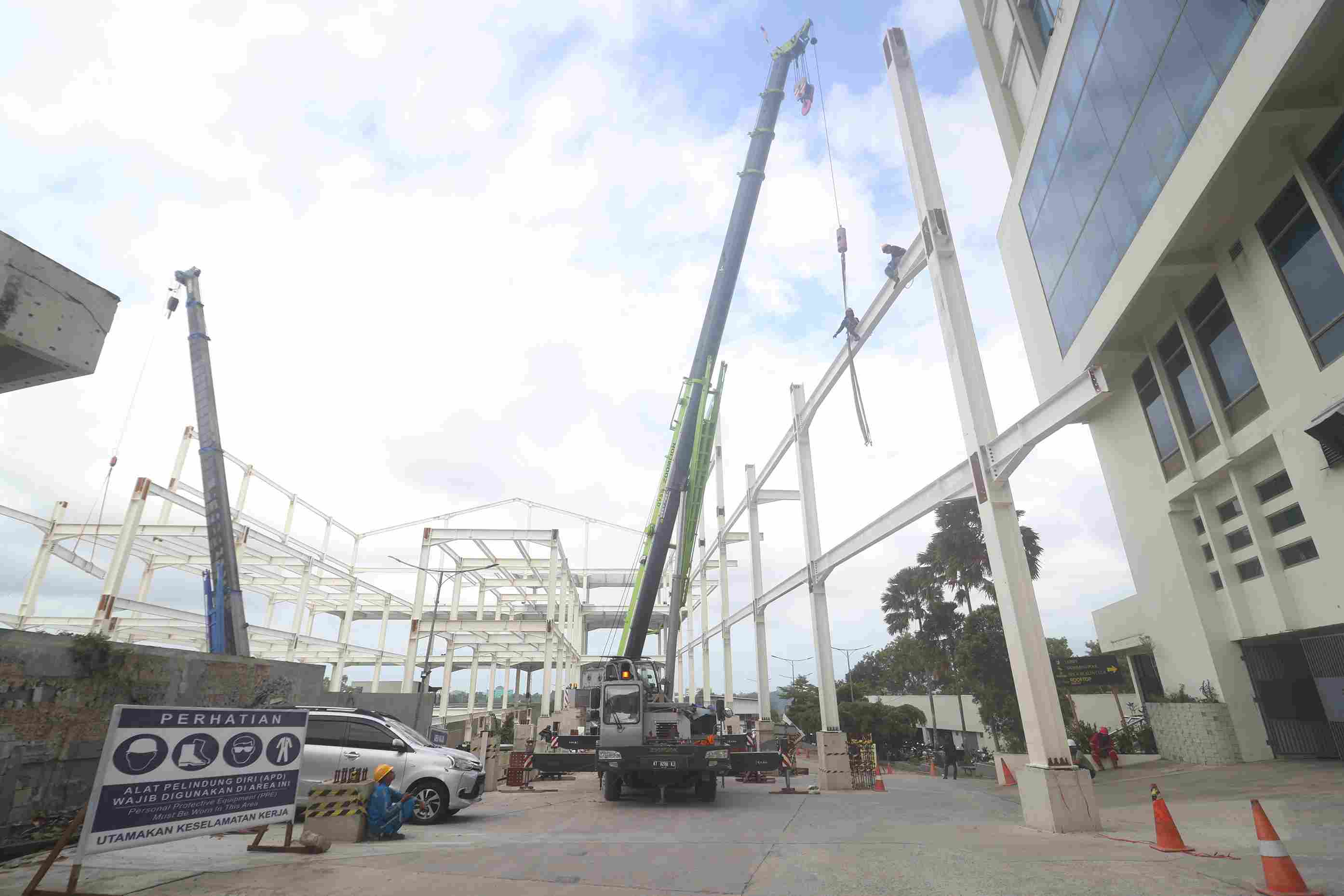 MULAI TERLIHAT: Pemasangan tiang untuk pembangunan grandballroom terbaru Platinum Hotel Balikpapan. (Foto: Anggi/KP)