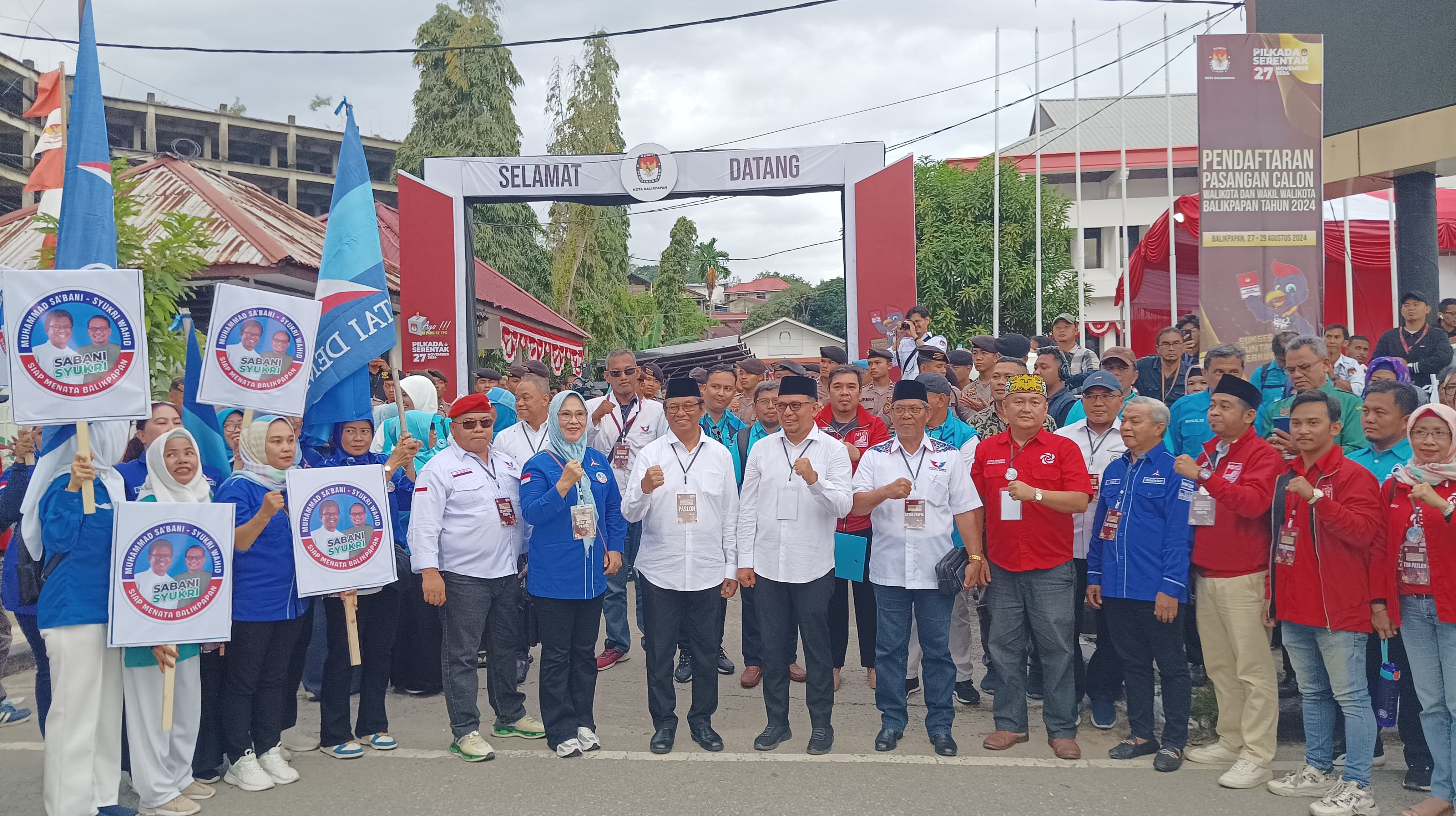 ORASI: Pasangan Sabani-Syukri orasi sebelum masuk ke KPU Balikpapan. (Syahrul/KP)
