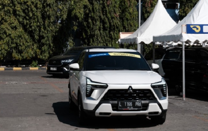 Pengunjung antusias mencoba berbagai model kendaraan di area test drive GIIAS Surabaya 2024.