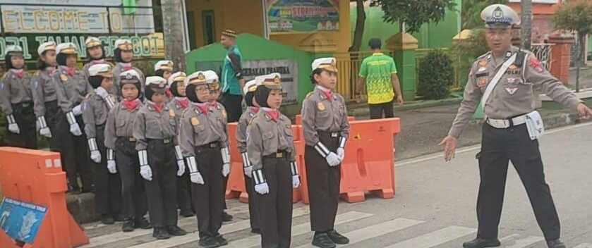 POLSANAK: Giat polisi anak (Polsanak) dilakukan Satlantas Polres Paser, memberikan pengetahuan sejak dini tentang tertib berlalu lintas.