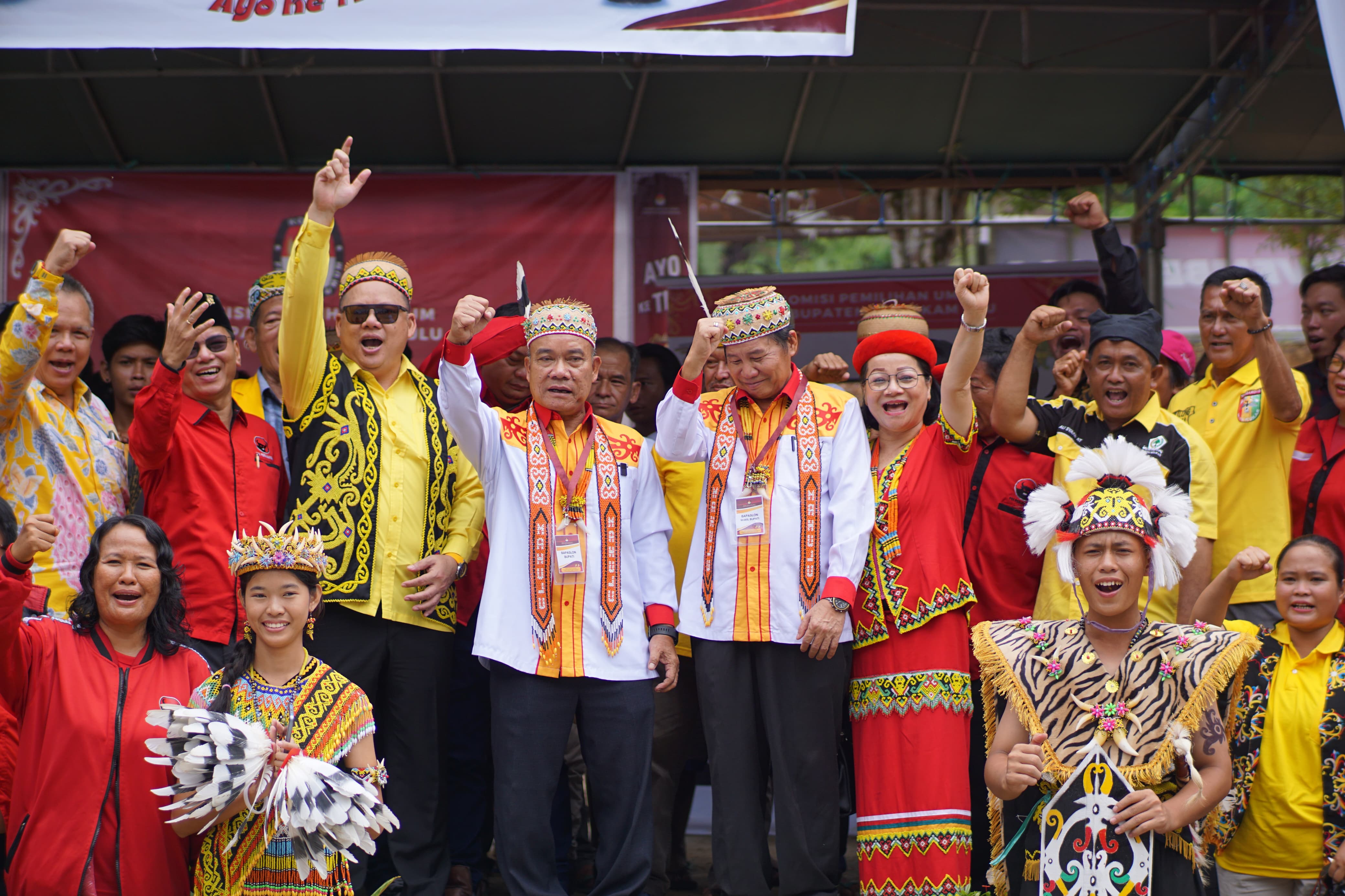 SOLID: Yohanes Avun dan Juan Jenau abadikan momen bersama usai selesai daftar pencalonan di KPU Mahulu, Kamis (29/8). (Foto: Jody Kristianto)