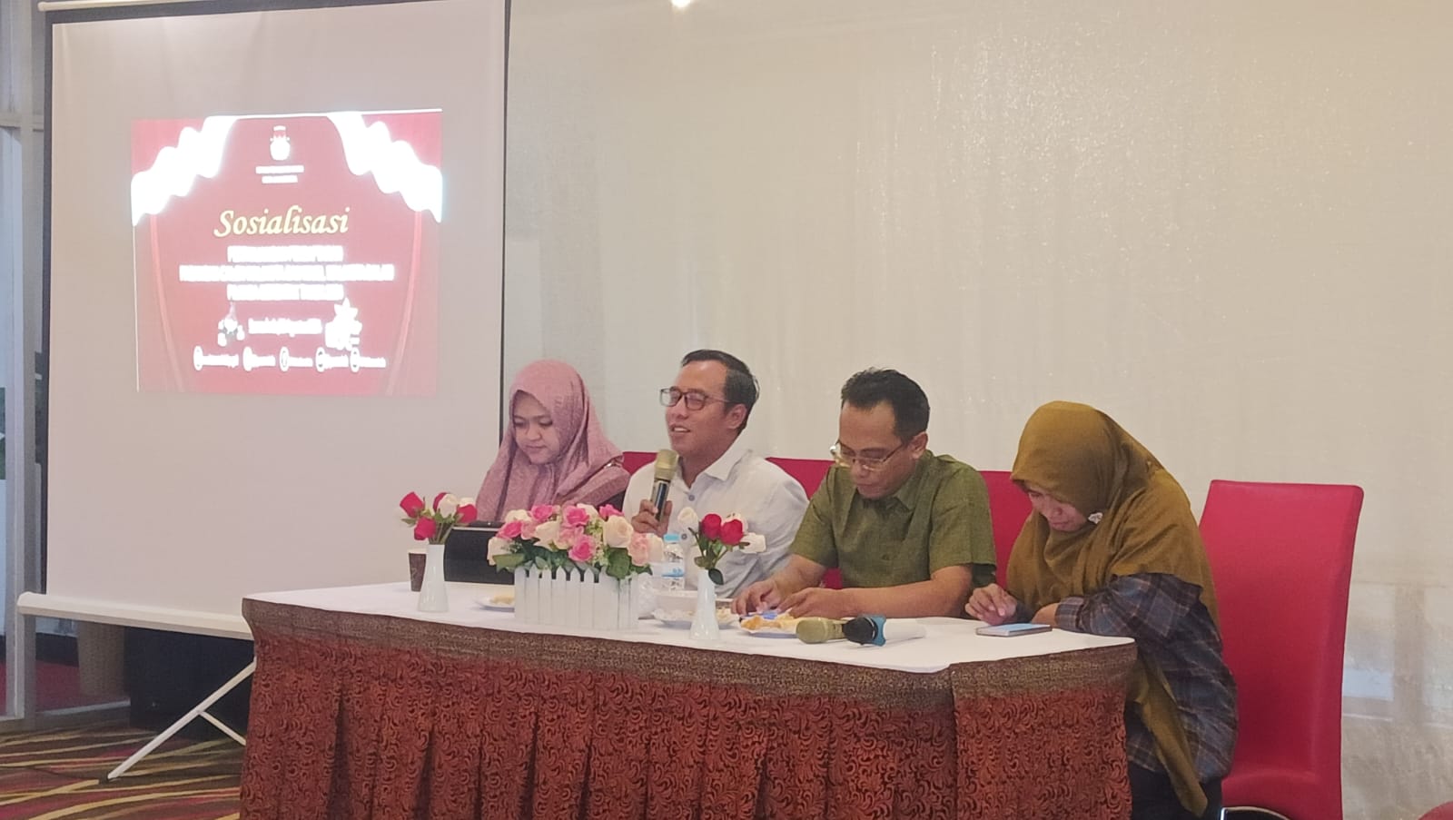 TUNGGU: KPU Samarinda sosialisasikan perpanjangan masa pendaftaran bakal pasangan calon (bapaslon) lantaran hanya dihiasi satu bapaslon, Jumat (30/8) Sore. (FOTO: IST)