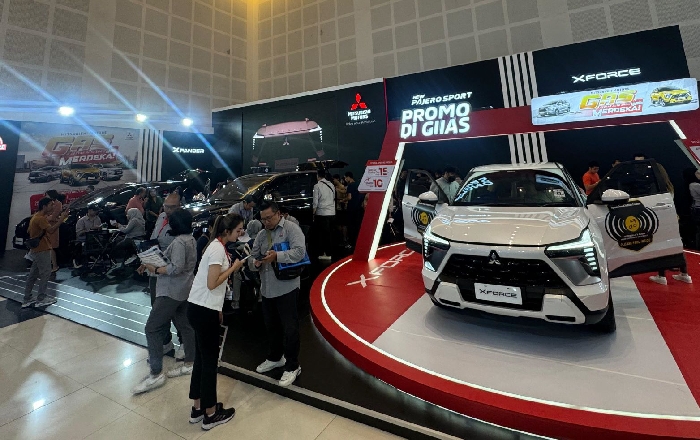 Tampilan impresif Mitsubishi XFORCE di booth GIIAS Surabaya 2024.