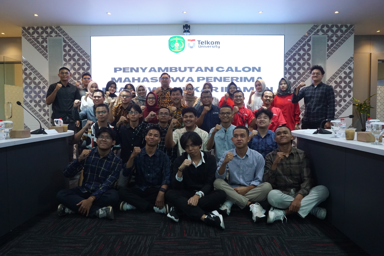 PENDIDIKAN: Sejumlah penerima beasiswa Kukar Idaman dilepas Pemerintah Daerah ke Telkom University.