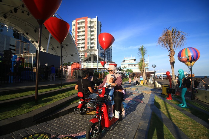 Pariwisata dan ekonomi kreatif kian masif yang merupakan dampak positif dari perkembangan IKN.
