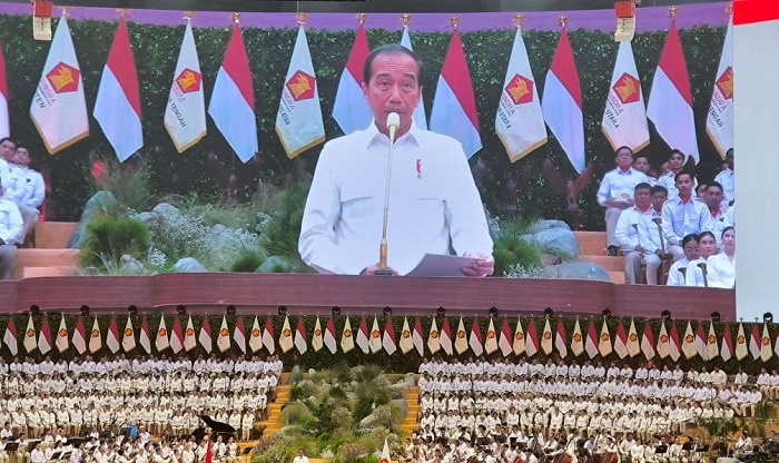 Jokowi menegaskan hubungannya dengan Prabowo, tetap harmonis dalam acara penutupan Rapat Pimpinan Nasional (Rapimnas) Partai Gerindra di Indonesia Arena, Senayan, Jakarta, Sabtu (31/8).