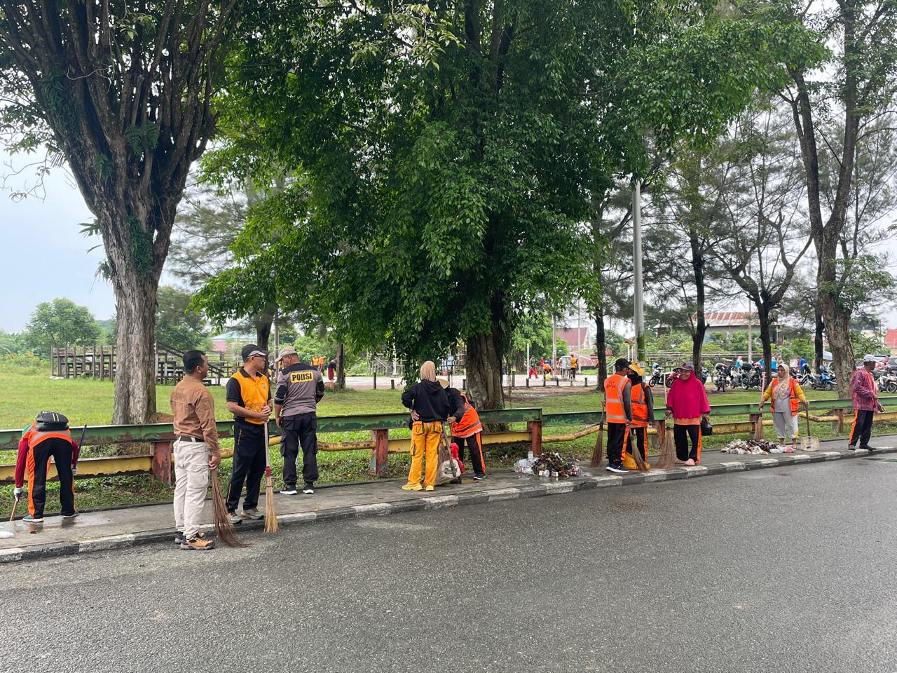 KUMPULKAN SAMPAH: Kelurahan Satimpo bersama stakeholder terkait membersihkan area fasilitas umum di Lapangan Voli Kampung Baru.