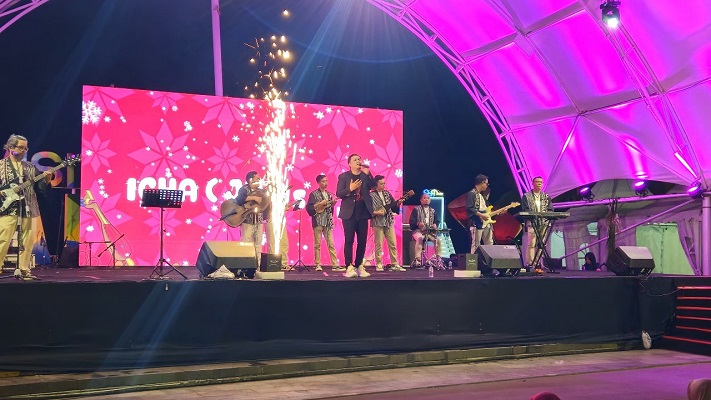 PROMOSI BUDAYA: Icha Jikustik tampil memukau dalam mini konser keroncong di acara Raya Budaya Nuju Erau Adat Kutai 2024, Pantai BSB Balikpapan, Sabtu (31/8/2024).