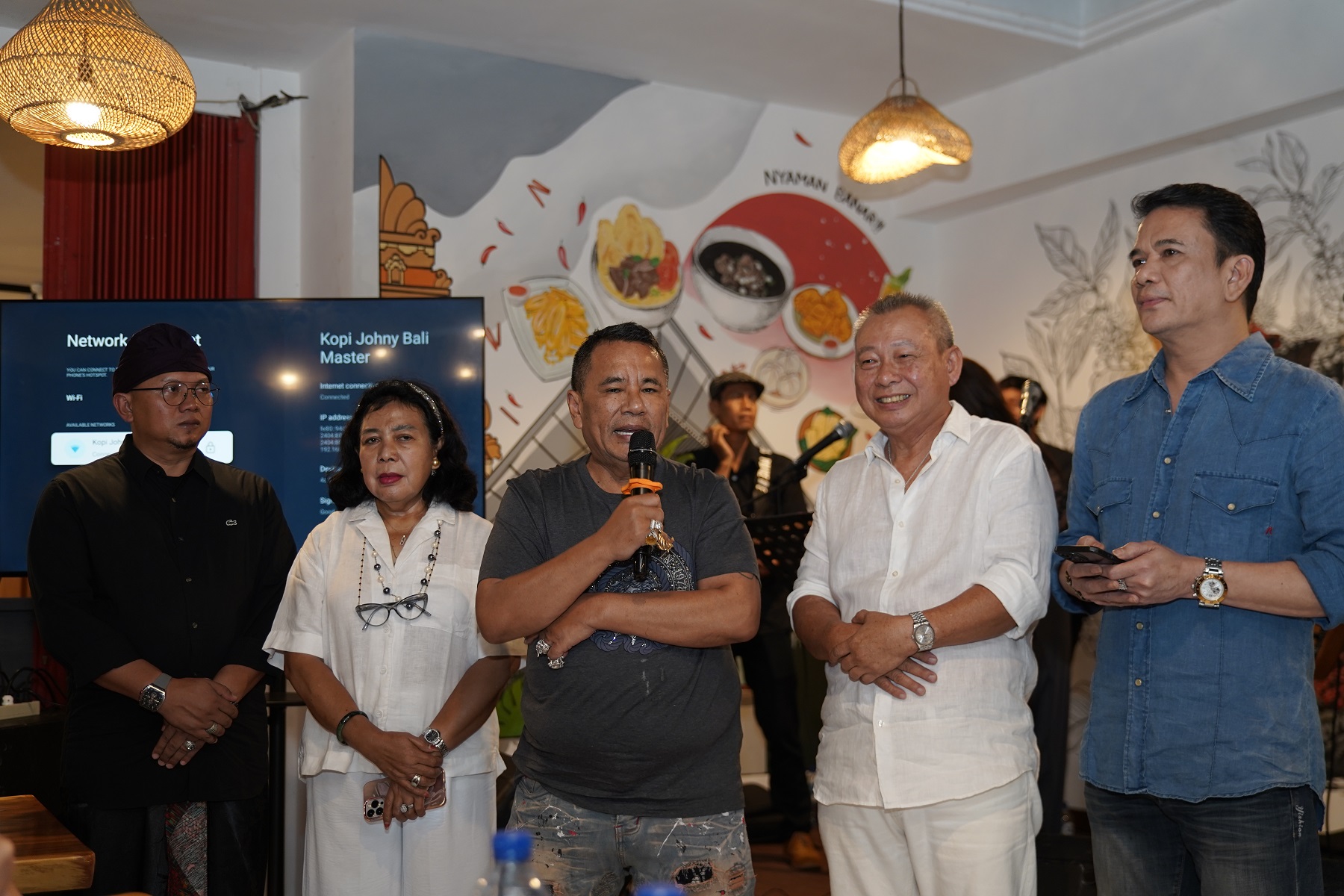 KESAN BERBEDA: Hotman Paris (tengah) hadir dalam Grand Opening Kopi Johny Bali Cabang Balikpapan, Sabtu (31/8). Tampak pula Yunita Indarini (dua kiri), Anwar Sadat (kiri