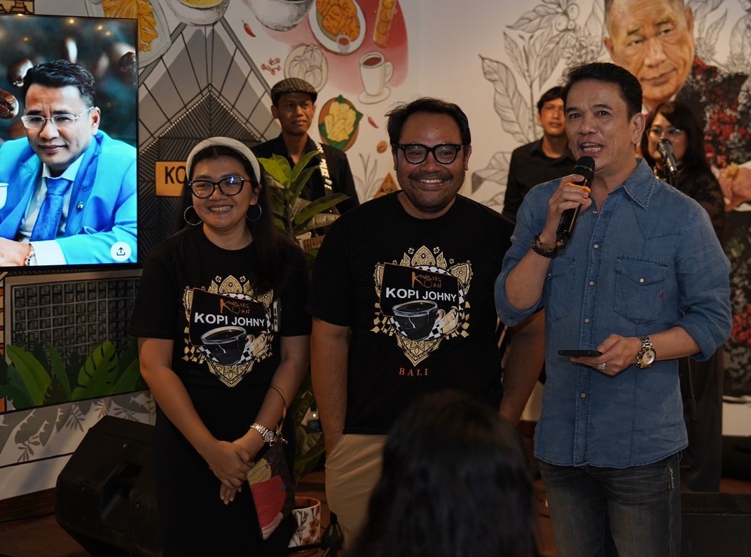 Wiwin Hendra dan Jaka Dharma  sang owner Kopi Johny Bali Cabang Balikpapan