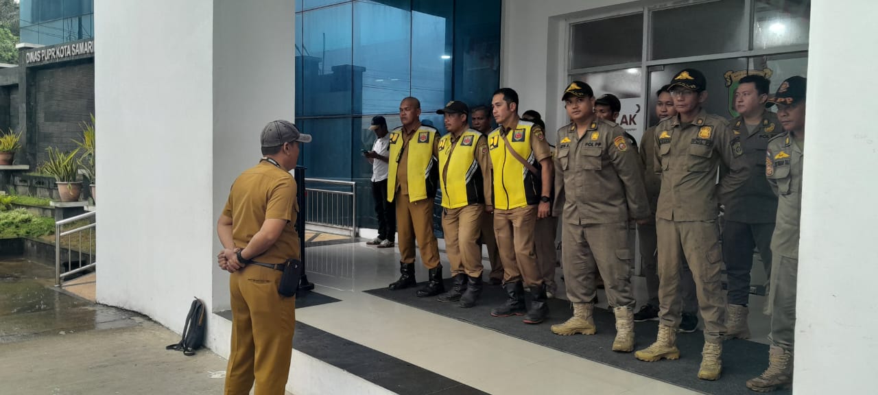 PENGAWASAN: Tim satgas Izin Pematangan Lahan menggelar apel di kantor DPUPR Samarinda, beberapa waktu lalu. (FOTO: IST)